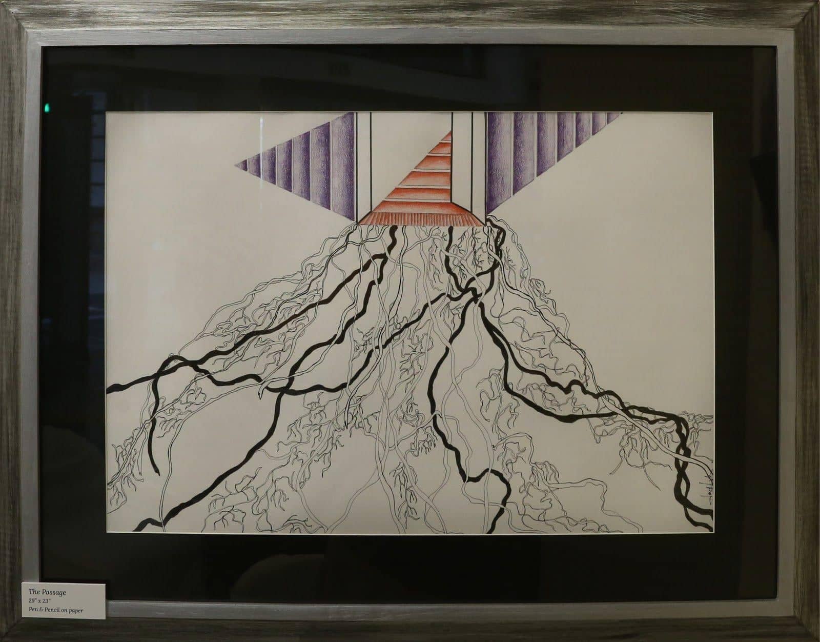 The Passage, Blyerts på papper, 2019, av Anujalika. En inramad blyertsteckning: svarta rotlinjer sprider sig nedåt från en liten skrafferad pyramid högst upp i mitten, över en grund av svaga nivålinjer.